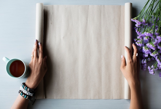 Manos de la gente que muestran el rollo de papel en blanco espacio de diseño vacío PSD gratuito