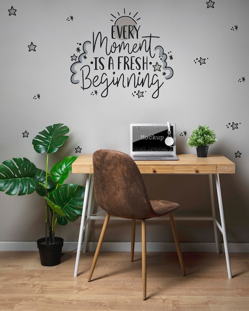 Maqueta de laptop con frase inspiradora PSD gratuito