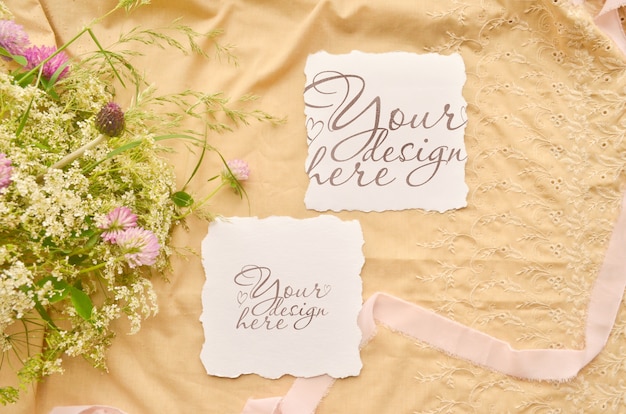 Matrimonio piatto disteso con carte di carta e fiori selvatici Psd Premium