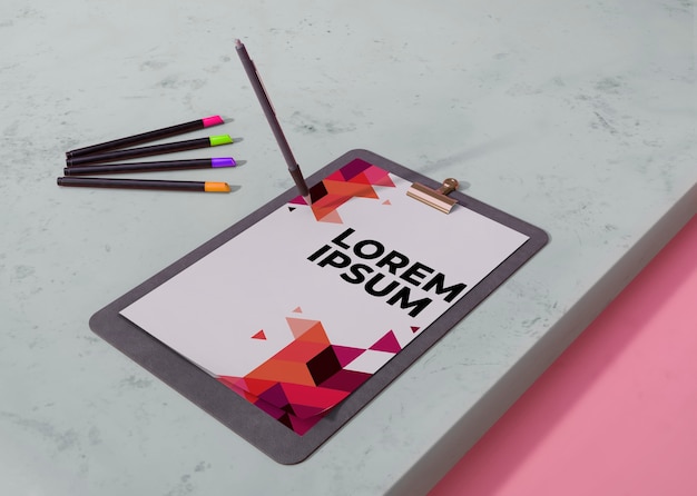 Mock-up identiteit business papier met potloden Gratis Psd
