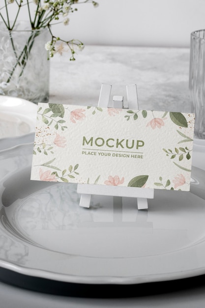 Download Mock-up voor tafelweergave met papieren kaart met bloemen ...