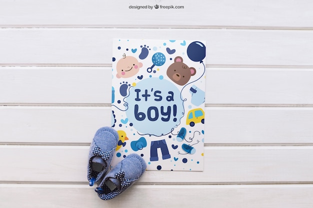 Mockup de bebé con papel y zapatos PSD gratuito