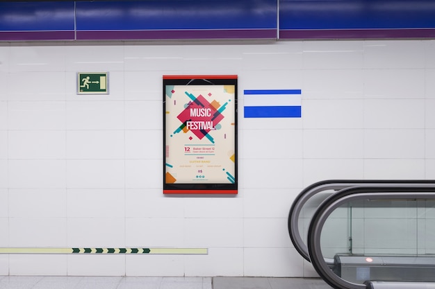 Download Mockup de cartel en estación de metro | Archivo PSD Gratis