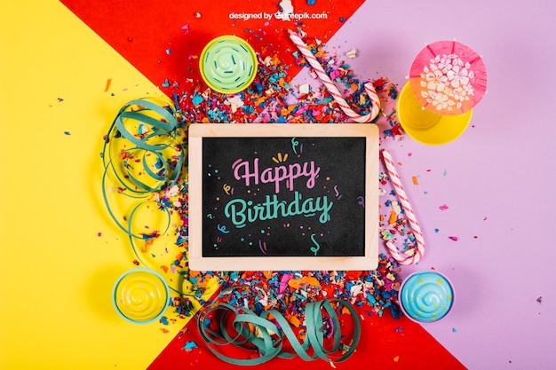 Download Mockup decorativo de cumpleaños con pizarra | Archivo PSD Gratis