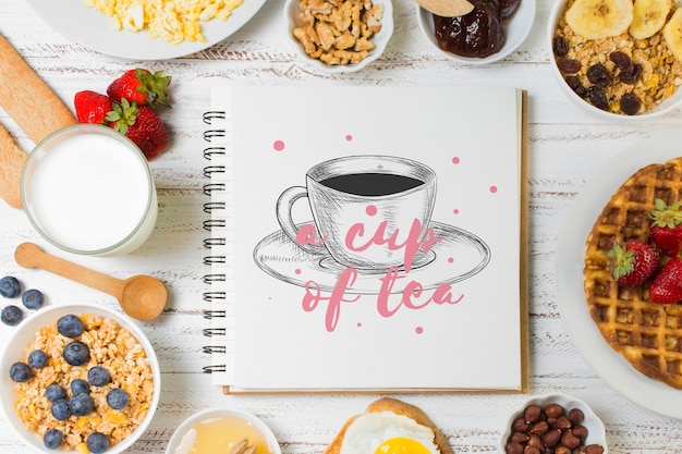Mockup di notebook con il concetto di colazione Psd Gratuite