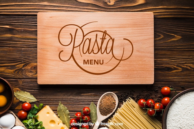 Mockup di pasta con tavola di legno Psd Gratuite