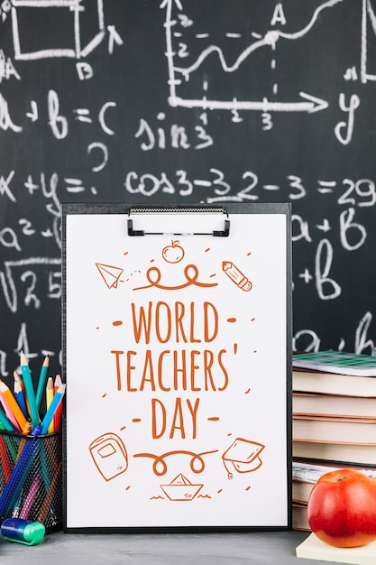 Mockup del día mundial del profesor con portapapeles PSD gratuito