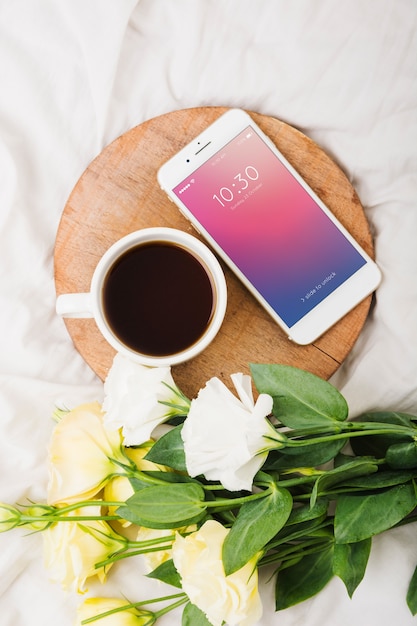 Download Mockup de flores peonía con café y smartphone | Archivo PSD Gratis