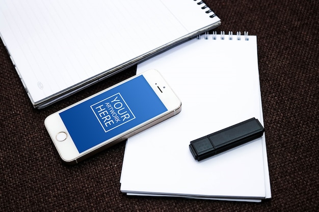 Download Mockup de libreta con smartphone y pen drive | Archivo PSD ...