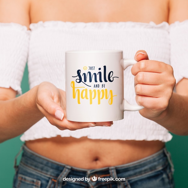 Download Mockup de mujer sujetando taza de café | Archivo PSD Gratis