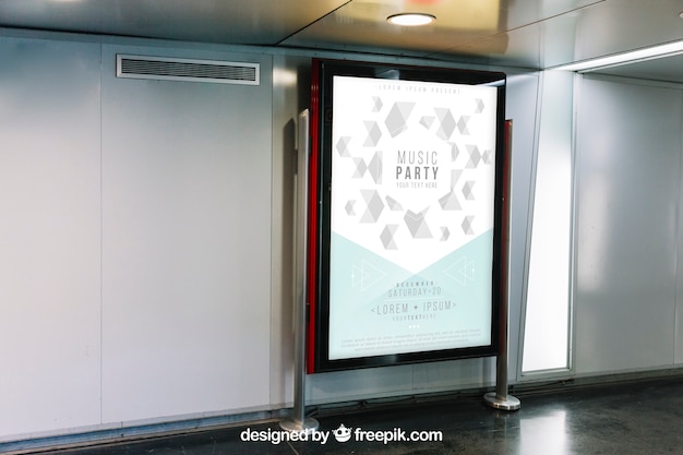 Download Mockup de mupi en parada de metro | Archivo PSD Gratis