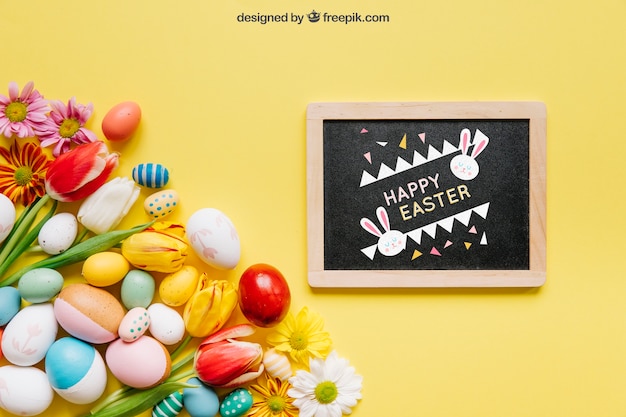 Download Mockup de pascua con pizarra y flores | Archivo PSD Gratis