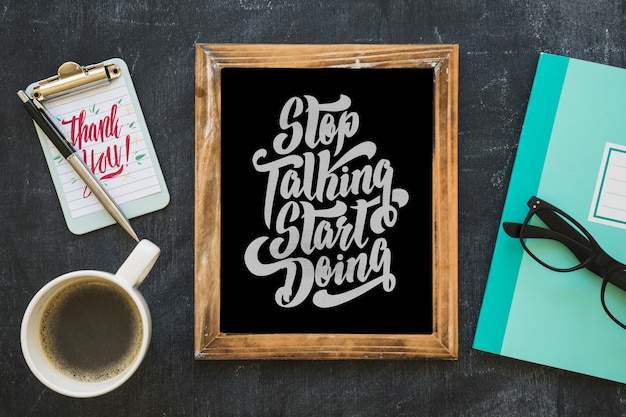 Mockup de pizarra con café y libreta | Archivo PSD Gratis