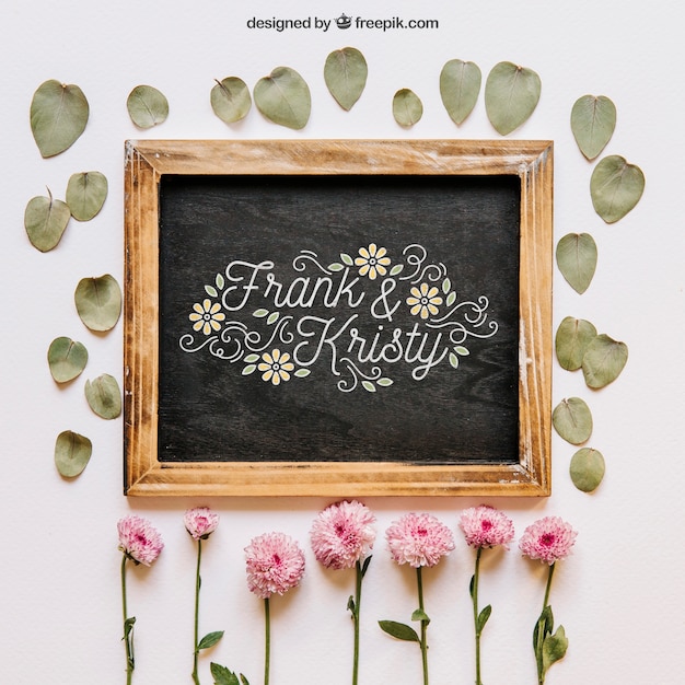 Download Mockup de pizarra con flores y hojas | Archivo PSD Gratis