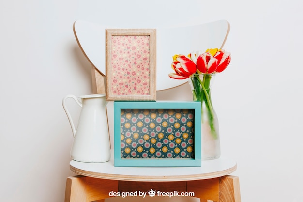 Download Mockup de primavera con dos marcos y flores sobre silla | Archivo PSD Gratis