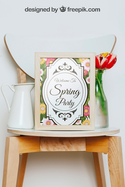 Download Mockup de primavera con marco y jarrón de flores sobre silla | Archivo PSD Gratis