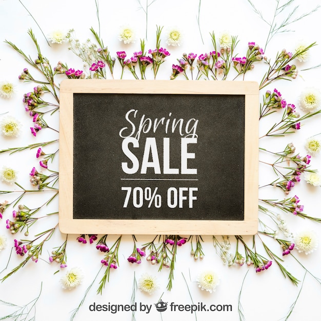 Download Mockup de primavera con pizarra y flores | Archivo PSD Gratis