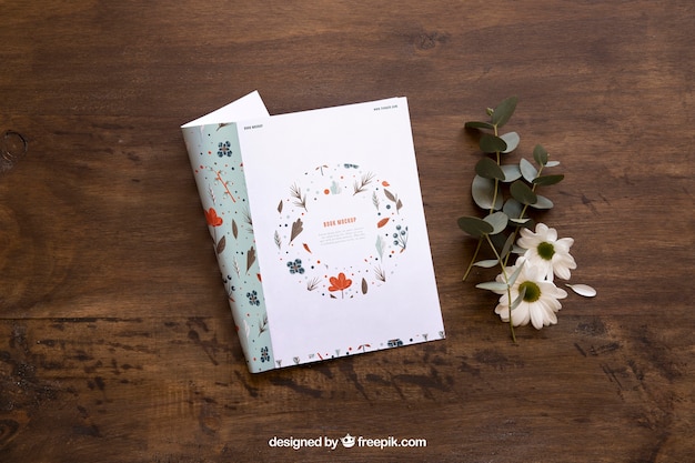 Download Mockup de revista y flores | Archivo PSD Gratis