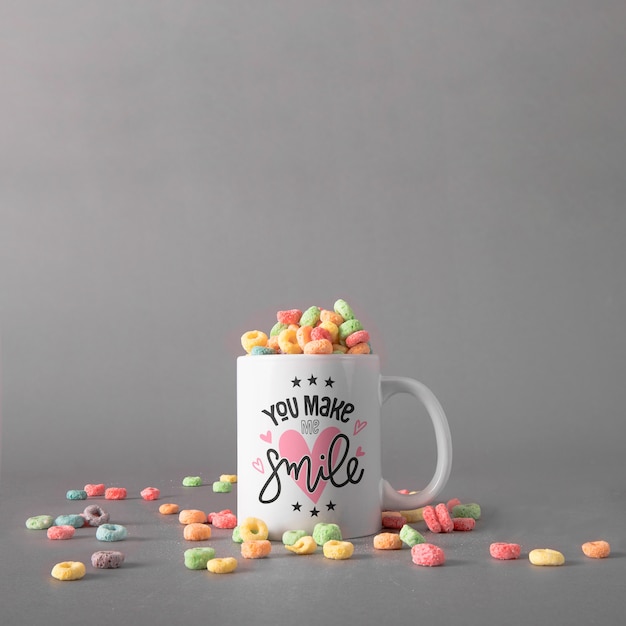 Download Mockup de taza con cereales coloridos | Archivo PSD Gratis