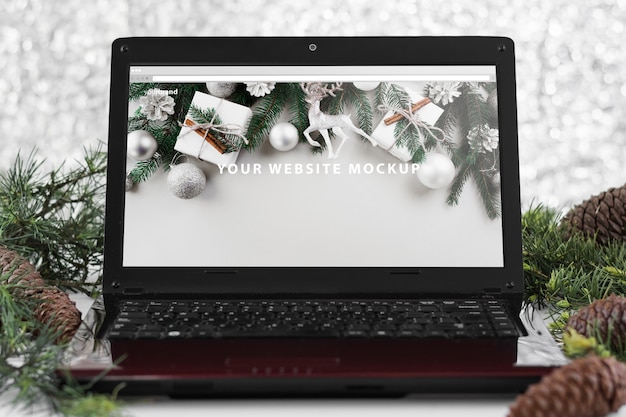 Modello di computer portatile con il concetto di natale Psd Gratuite