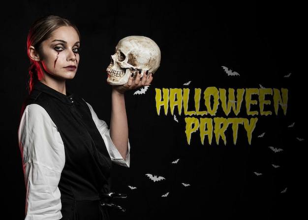 Mooie vrouw met make-up als bloed met een schedel Gratis Psd