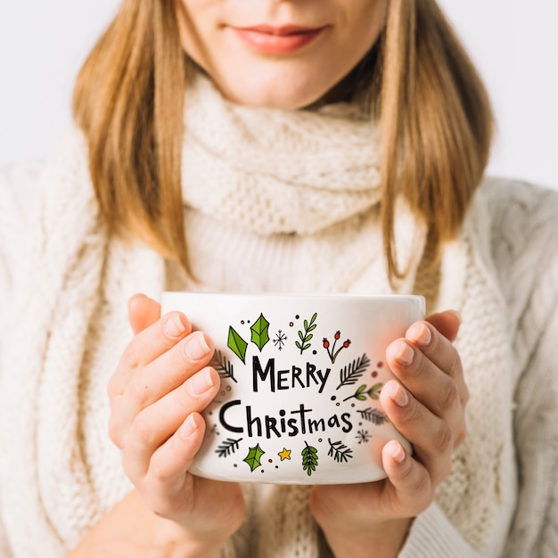 Download Mujer sujetando mockup de taza con concepto de navidad ...