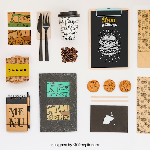 Porta via il mockup del cibo con vari oggetti Psd Gratuite
