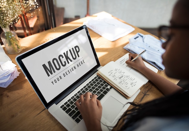 Studentencomputer het leren het concept van opleidingsinzicht Gratis Psd