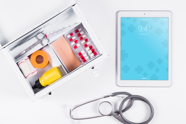 Tablet modello con concetto medico Psd Gratuite