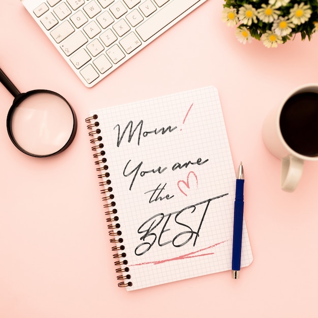 Taccuino di mockup di festa della mamma con fiori Psd Gratuite