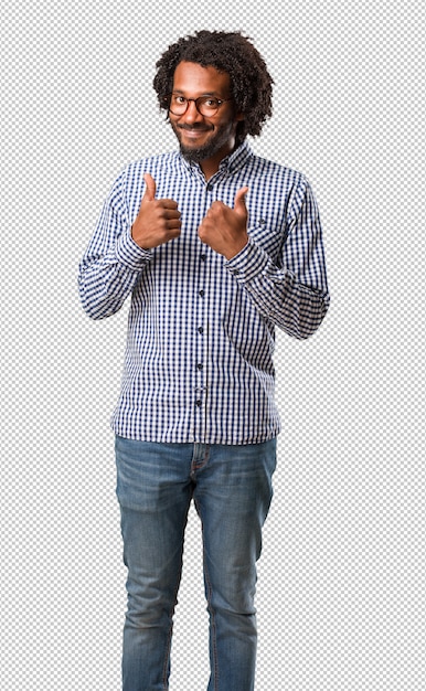 Uomo afroamericano bello di affari allegro ed eccitato, sorridendo e sollevando il suo pollice su, concetto di successo e approvazione, gesto giusto Psd Premium