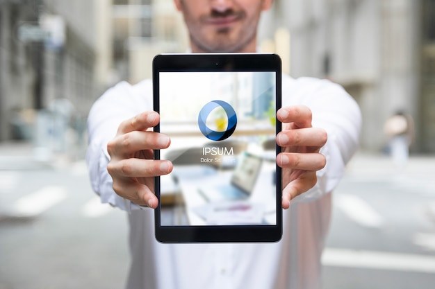 Uomo d'affari utilizzando il modello di tablet Psd Gratuite