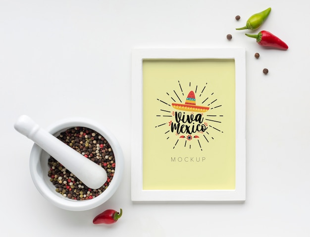 Viva messico cornice mock-up con spezie e peperoni Psd Gratuite
