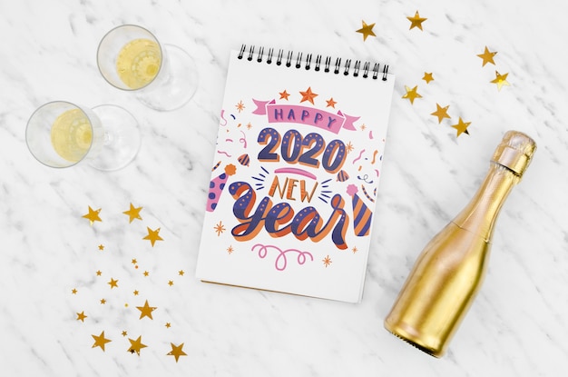 Witte blocnote met gelukkig nieuwjaar 2020citaat en