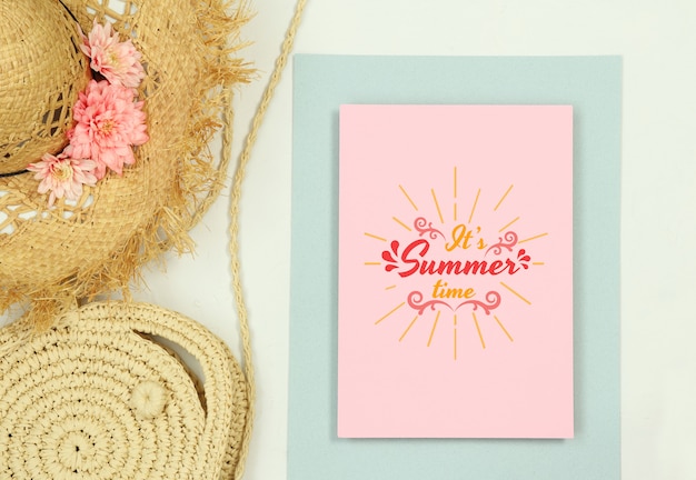 Zomer sjabloon frame mockup met strooien hoed en tas Premium Psd