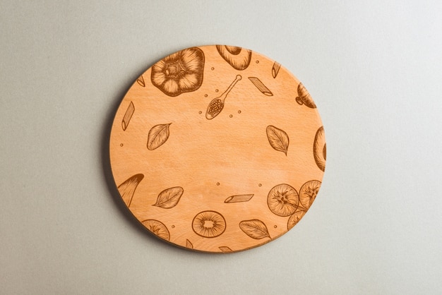Assiette en bois ronde avec fruits imprimés Psd gratuit