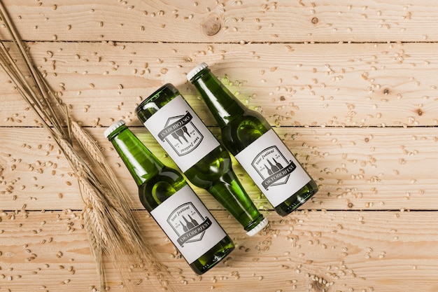 Bouteilles de bière vue de dessus avec fond en bois Psd gratuit