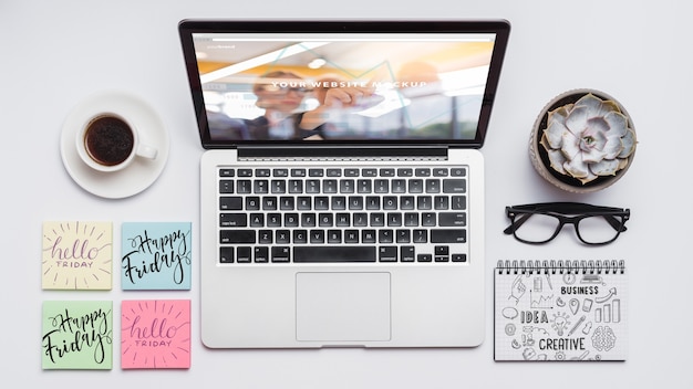 Composition de la vue de dessus avec ordinateur portable et fournitures de bureau Psd gratuit
