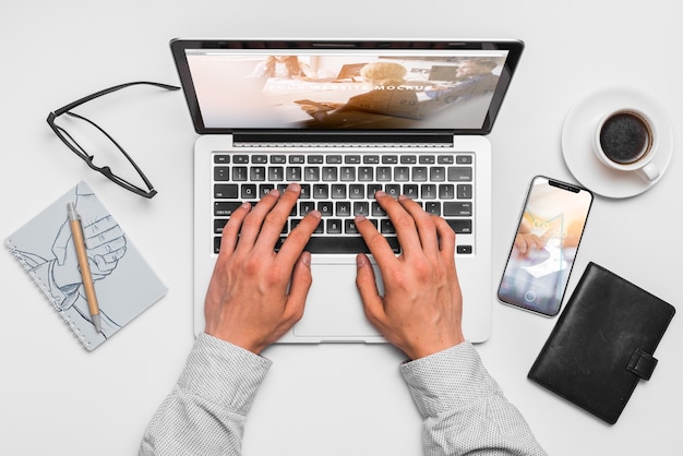 Composition de la vue de dessus avec ordinateur portable et fournitures de bureau Psd gratuit