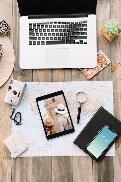 Concept de voyage avec smartphone Psd gratuit