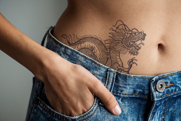 Gros Plan Du Tatouage Inférieur De La Hanche Dune Femme