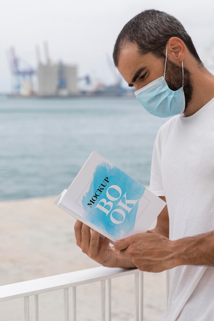 Homme Avec Masque Sur Livre De Lecture De Rue  PSD Gratuite