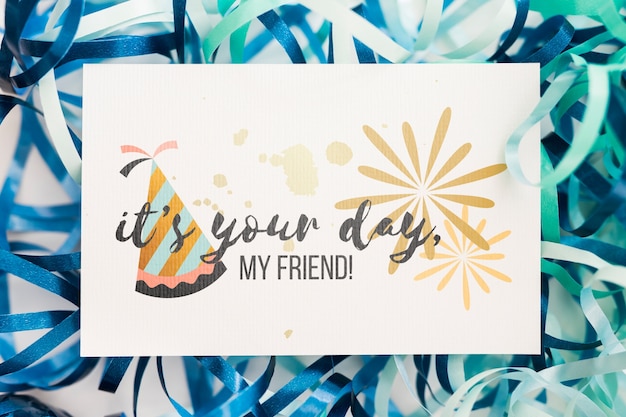 Maquette de carte d'anniversaire vue de dessus Psd gratuit