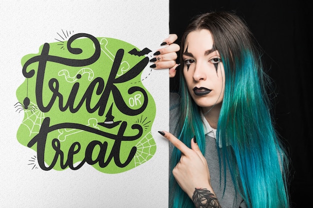 Maquette d'halloween avec lettrage sur grand tableau et femme Psd gratuit
