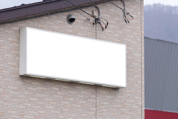 Maquette image d'affiches vierges à l'écran blanc avec écran blanc et conduit à l'extérieur de la vitrine pour la publicité PSD Premium