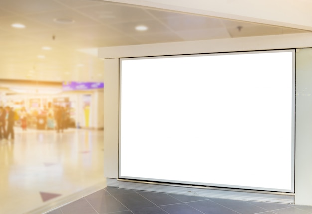 Maquette image de panneaux d'affichage vierges et menée dans le terminal de l'aéroport à des fins publicitaires PSD Premium