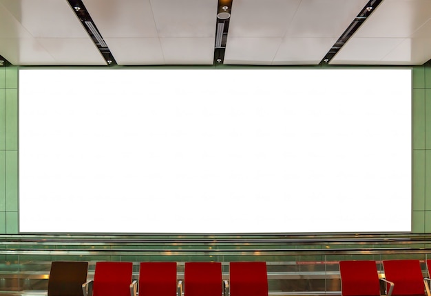 Maquette image de panneaux d'affichage vierges et menée dans le terminal de l'aéroport à des fins publicitaires PSD Premium