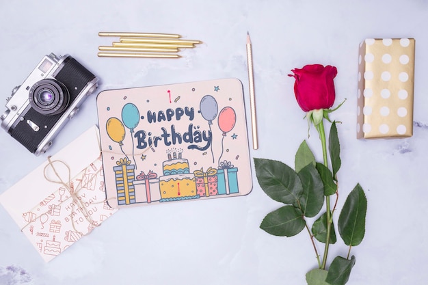 Maquette De Joyeux Anniversaire Avec Appareil Photo Rose Et Retro Psd Gratuite