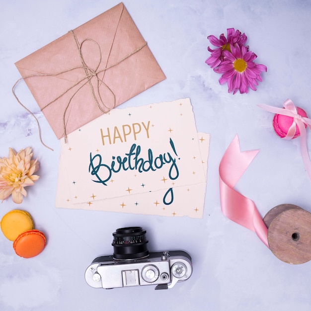 Maquette De Joyeux Anniversaire Avec Enveloppe Et Appareil Photo Retro Psd Gratuite