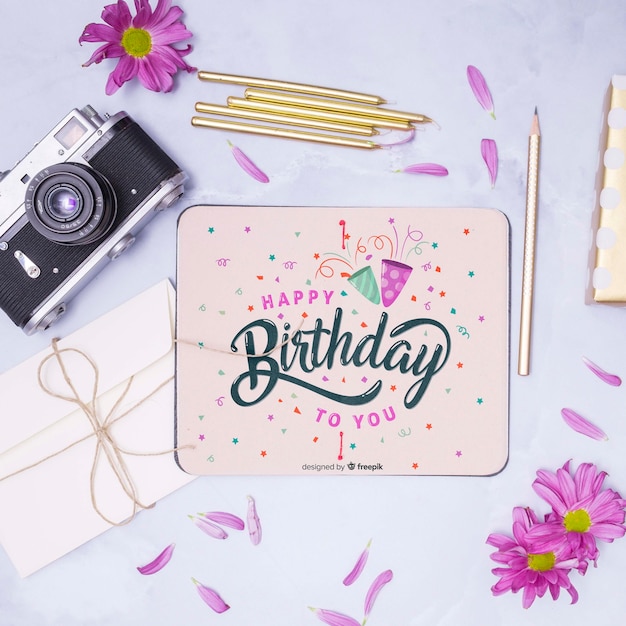 Maquette De Joyeux Anniversaire Avec Appareil Photo Retro Psd Gratuite